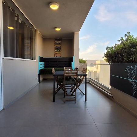 Апартаменты Stylish - Modern - Large Terrace - 2 Bed - 200 M From Sea - Fully Air Con Сент-Полс-Бей Экстерьер фото