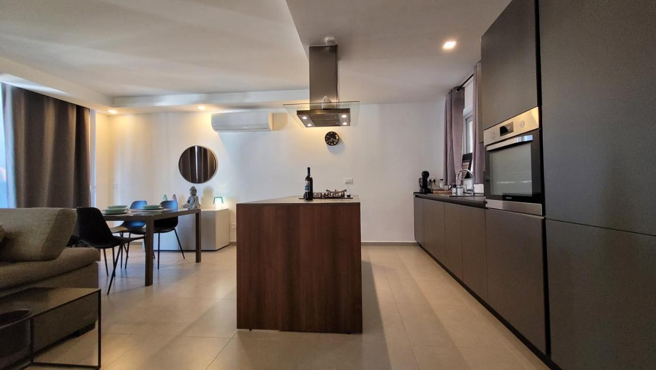 Апартаменты Stylish - Modern - Large Terrace - 2 Bed - 200 M From Sea - Fully Air Con Сент-Полс-Бей Экстерьер фото