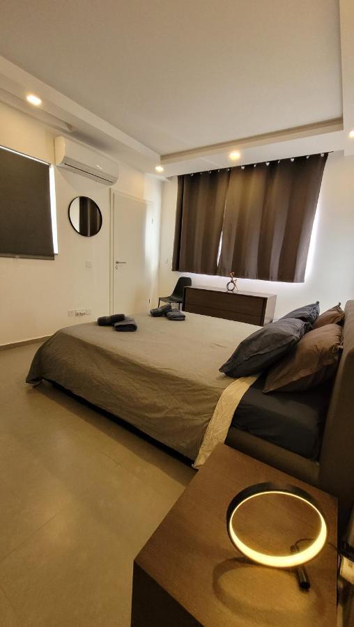 Апартаменты Stylish - Modern - Large Terrace - 2 Bed - 200 M From Sea - Fully Air Con Сент-Полс-Бей Экстерьер фото