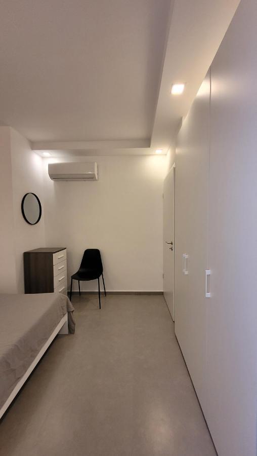 Апартаменты Stylish - Modern - Large Terrace - 2 Bed - 200 M From Sea - Fully Air Con Сент-Полс-Бей Экстерьер фото
