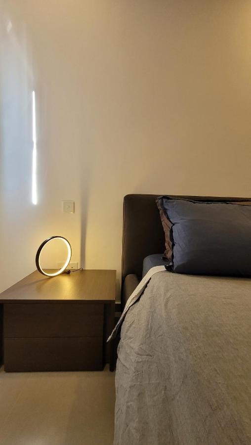 Апартаменты Stylish - Modern - Large Terrace - 2 Bed - 200 M From Sea - Fully Air Con Сент-Полс-Бей Экстерьер фото
