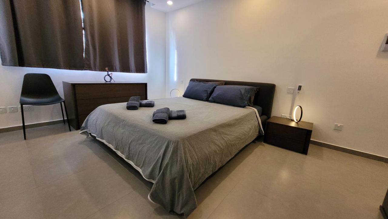 Апартаменты Stylish - Modern - Large Terrace - 2 Bed - 200 M From Sea - Fully Air Con Сент-Полс-Бей Экстерьер фото